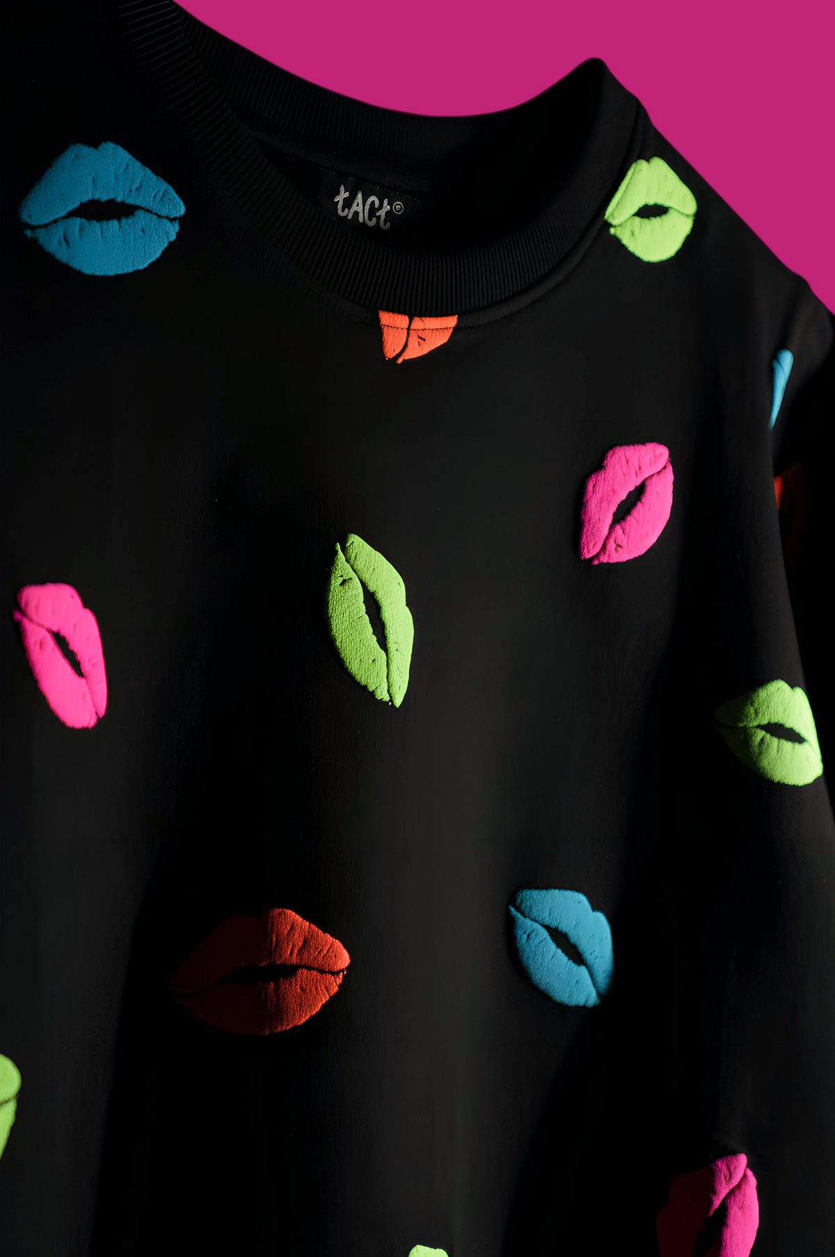 Kiss Pop Oversized Cropped Tee